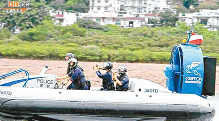 水警日前在西貢蠔涌海邊測試新型氣墊船。（讀者提供）
