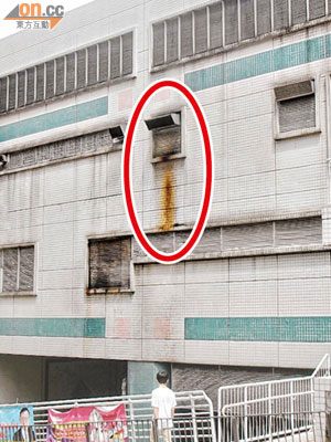 鄰近食肆排氣口令外牆滿布油污（紅圈示），衞生欠佳。