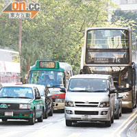 巴士、小巴及的士為本港主要的公共交通工具。