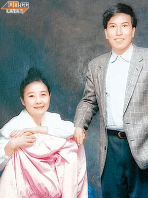 陳振聰當年開記者會宣布是龔如心唯一遺產受益人時，曾公開他們的合照，聲稱他們有親密關係。（資料圖片）