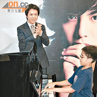李雲迪（左）表現親切，大讚身旁小朋友琴技出色。