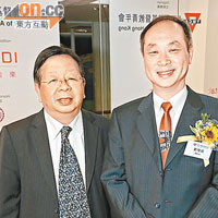 吳炎良（左）自爆係李雲迪鄰居。右為YMCA總幹事劉俊泉。