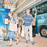 碼頭有免費穿梭巴士接送旅客購物。（蕭毅攝）