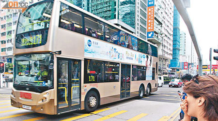 政府擬資助巴士加裝催化器，改善所排出的污染物。
