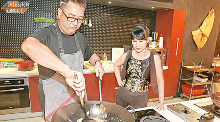 黃楚權（左）向Trinh Diem Vy示範欖角雞蛋炒飯，有姿勢又有實際。（徐家浩攝）