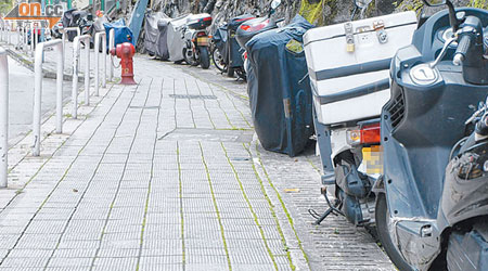 耀興道近東駿苑入口行人路上泊滿電單車。