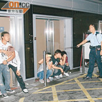 越籍男女在急症室情緒激動，警員持警棍戒備。（楊偉嶽攝）