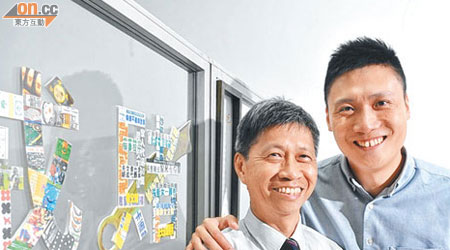 曾是爛賭爸的胡炳泉（左）自資成立香港戒賭中心，與兒子文威「拍住上」輔導賭徒及其家人。