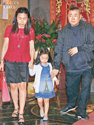 高調現身<br>缺席聆訊的劉鑾雄昨日與女友甘比帶同女兒到灣仔午膳。