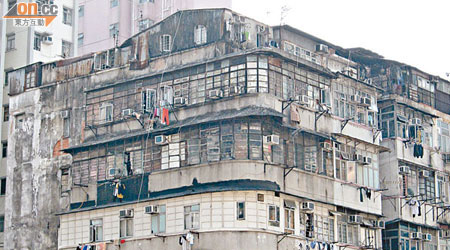 東京街唐樓天台<br>東京街有唐樓天台整層搭滿鐵皮屋，本報轉介逾半年仍未獲屋宇署回覆。