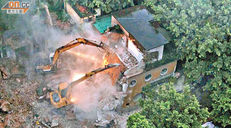 開發商上周一深宵以挖土機拆毀金陵台和妙高台的兩幢樓房。