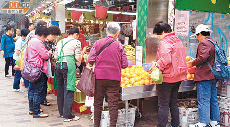 行人路至後巷位置均被放滿貨物，令道路頓變狹窄，途人舉步維艱。