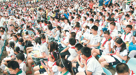 南京奧林匹克體育中心日前有大批小學生等候碧咸到訪，飽受酷熱之苦。