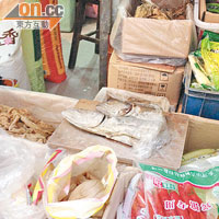 深圳南山區菜市場有不少散裝鹹魚出售。
