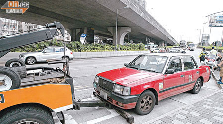 肇事的士事後由拖車拖離現場。（林明強攝）