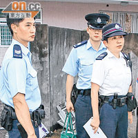 警員由現場檢走女子用以站高吊頸的鐵櫈。