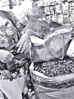 北京一名女檔主兜售罌粟殼。（互聯網黑白相）