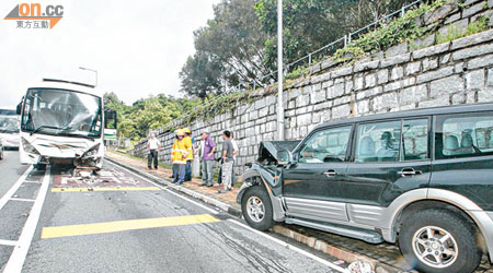 四驅車越過對面線與校巴迎頭相撞後，反彈剷上行人路。（趙瑞麟攝）