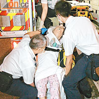 救護車將昏迷老婦送院搶救，惜告不治。