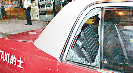 遇竊的士的車窗被賊人扑爛。（吳建明攝）