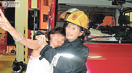 有消防員的親友穿上制服、戴上頭盔拍照，並將照片放上網。