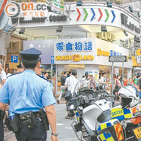 的士被撞車尾凹陷，警員在場調查。（馮戈攝）