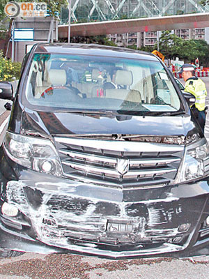 肇事七人車車頭撞毀，警員在現場調查。