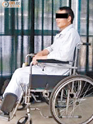 患者做強化步行訓練，由原來要坐輪椅，後來可步行或以四腳架支撐步行。