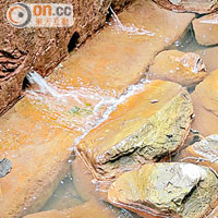 環保署人員指平原河水面及水底出現橙紅色浮渣及沉積物是由天然鐵礦物造成。