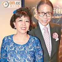 香港大學校務委員會主席梁智鴻（右）同太太有影皆雙。