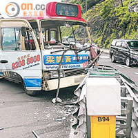 小巴衝向路中鐵欄，車頭損毀。 （馬竟峰攝）