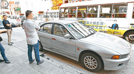 探員檢查可疑私家車。（左錦鴻攝）