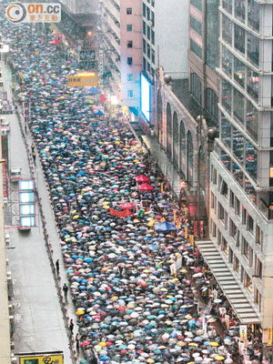 四十三萬市民無懼風雨七一上街，在銅鑼灣至中環砌成一條巨型遮龍。（陳德賢攝）