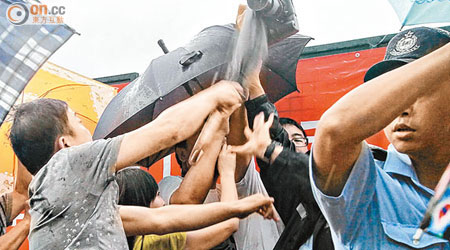 一名疑似內地人用雨傘企圖襲擊「香港人優先」成員。