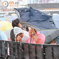 三號風球下在露天出席演唱會，有觀眾的雨傘被吹反，十分狼狽。