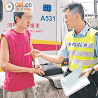 客貨車司機在場向警員講述經過。