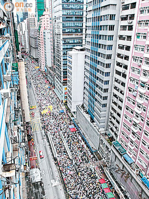前日七一有多達四十三萬港人冒雨上街，內地官媒竟以「新傳統節目」及「撒嬌」來形容。（資料圖片）