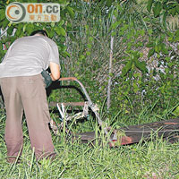 探員檢查壓住男童的手推車。