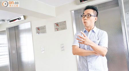 深水埗區議員甄啟榮直指房屋署當年落實興建升降機時，有不少居民反對。