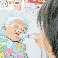 入院後<br>婆婆吞嚥困難，家人需以針筒餵食。