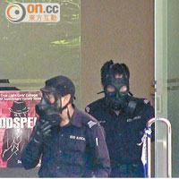 爆炸品處理課人員戴上面罩進入房間檢驗。