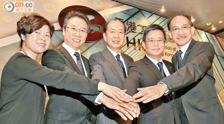 工總新班子包括主席劉展灝（中），三位副主席郭振華（右一）、鄭文聰（右二）、嚴志明（左二）及行政總裁蘇家碧（左一）。