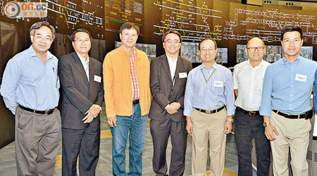王國興（左三）、范國威（右一）同交通事務委員會幾個議員參觀港鐵車務控制中心。（受訪者提供）