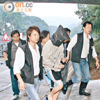 警員帶阿棠返回大埔林村河重組案情。