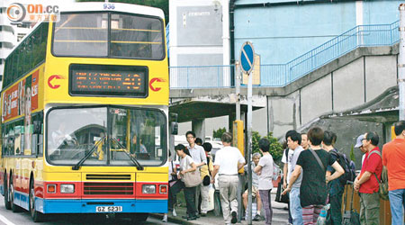 政府建議於西港島線及南港島線（東段）通車後，分階段重組南區巴士服務。（資料圖片）