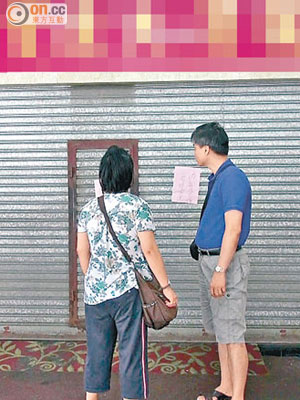 茶客昨晨擬到酒樓飲早茶時「摸門釘」。（曾紹良攝）