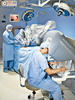 醫生可運用達文西機械臂手術輔助系統，多角度為病人做微創切割和縫合手術。