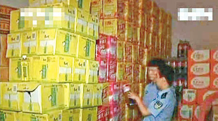 陝西西安執法人員在飲品批發市場倉庫發現有九萬多瓶冒牌飲品。（互聯網圖片）