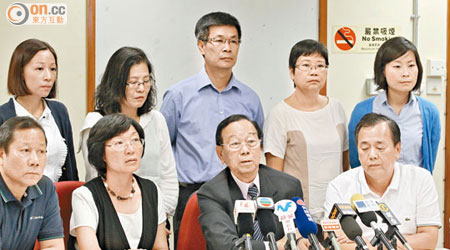 劉皇發（前排右二）與部分屯門區議員開會後，堅決反對擴建屯門堆填區。（羅錦鴻攝）