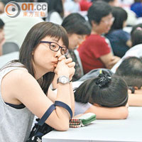 疲於叩門<br>近百名家長昨早七時陸續到中華傳道會安柱中學申請叩門額，子女面試後俱疲憊不堪。